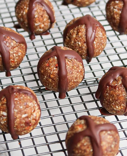 No-Bake Hot Cross Bun Protein Balls 